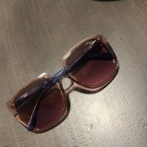 VOGUE Sunnies 😎
